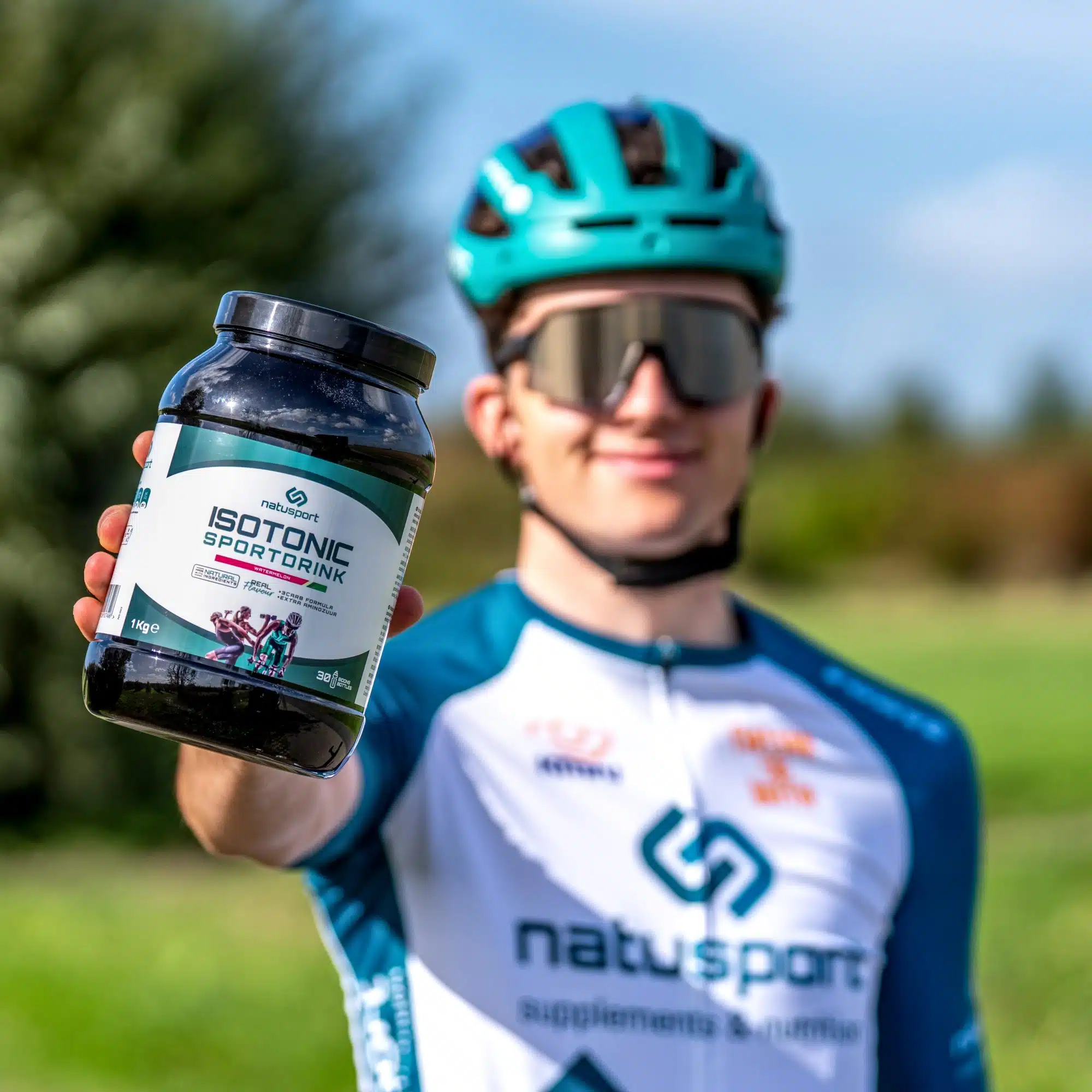 Natusport Isotone Sportdrank in hand van wielrenner